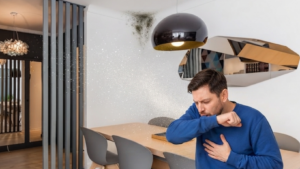 Homme toussant à cause de la moisissure